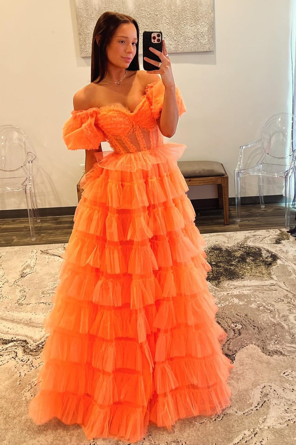Schulterfreies, A-Linien-Abendkleid aus Tüll mit Stufenrock und langem Korsettrock sowie Schlitz
