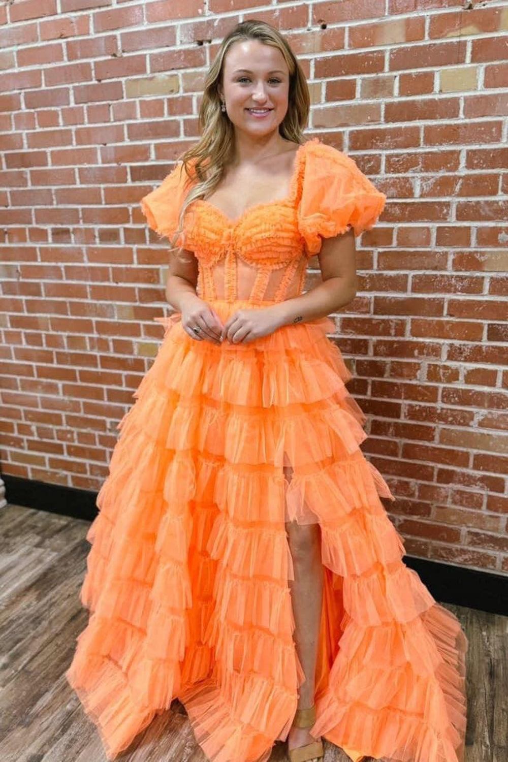 Schulterfreies, A-Linien-Abendkleid aus Tüll mit Stufenrock und langem Korsettrock sowie Schlitz