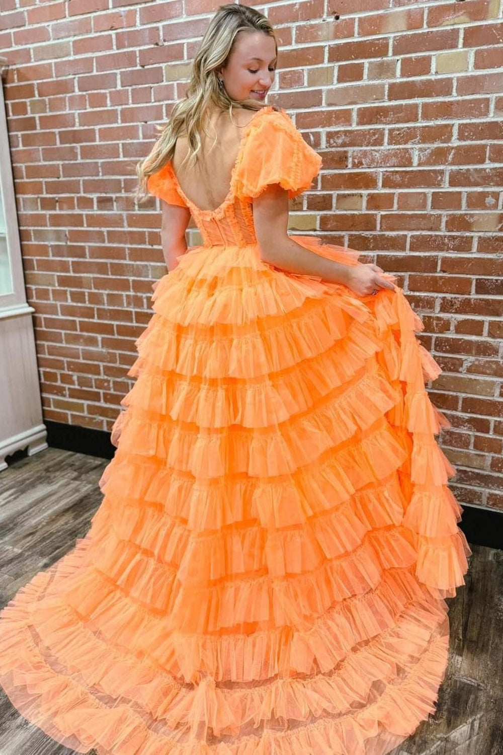 Schulterfreies, A-Linien-Abendkleid aus Tüll mit Stufenrock und langem Korsettrock sowie Schlitz