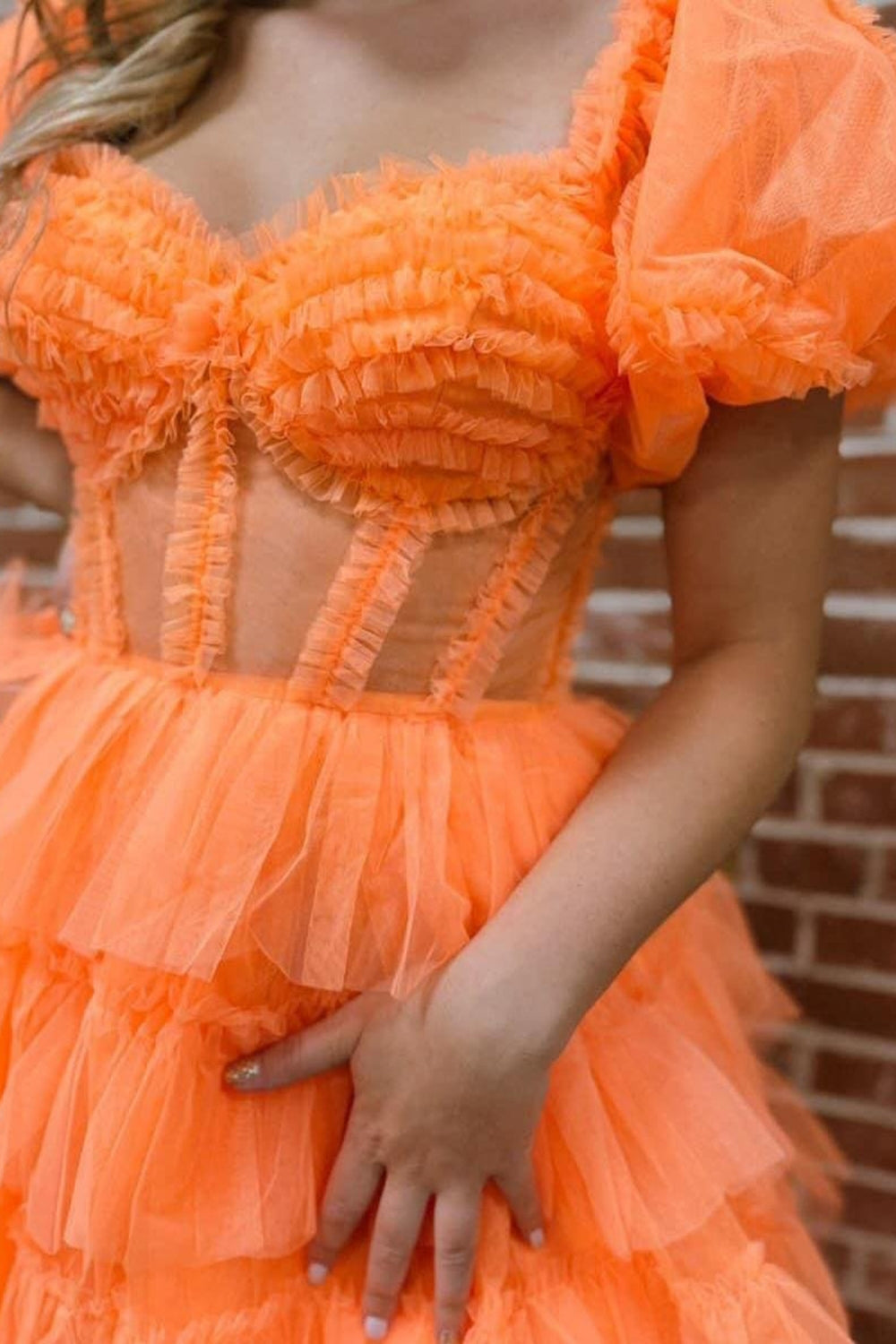 Schulterfreies, A-Linien-Abendkleid aus Tüll mit Stufenrock und langem Korsettrock sowie Schlitz