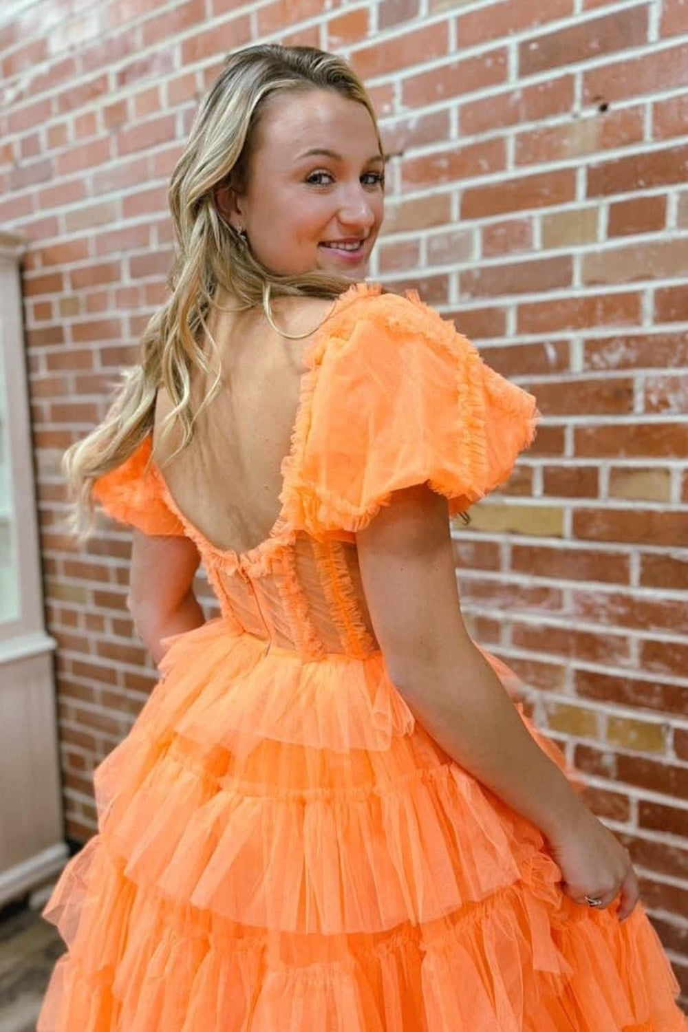 Schulterfreies, A-Linien-Abendkleid aus Tüll mit Stufenrock und langem Korsettrock sowie Schlitz