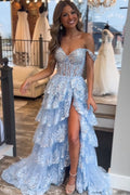 Vestido de fiesta con corsé, hombros descubiertos y volantes de encaje