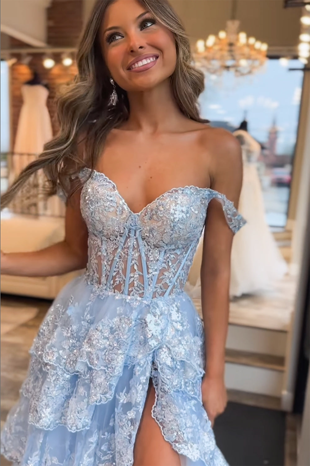 A-Linien-Abendkleid mit schulterfreiem Korsett und Spitzenrüschen