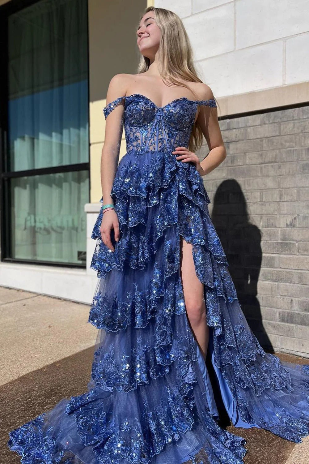 Vestido de fiesta con corsé, hombros descubiertos y volantes de encaje