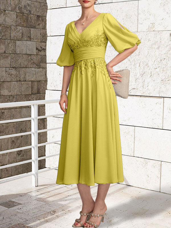 Vestido de gasa con encaje y escote en V hasta la rodilla para madre de la novia con pliegues