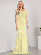 A-Linien-Kleid mit schulterfreiem bodenlangem Schnitt, Applikationen, Perlenstickerei, Meerjungfrauen-Stil und hohem Beinschlitz – perfekt für die Mutter der Braut. 