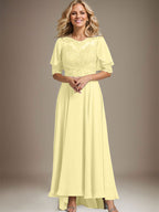 A-Linien-Kleid mit asymmetrischem Chiffon-Spitzenausschnitt und Perlenstickerei für die Mutter der Braut. 