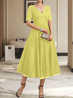 A-Linien-Kleid mit V-Ausschnitt, Teelänge, Tüllspitze und Falten für die Mutter der Braut