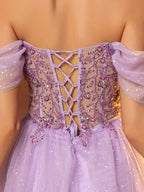 Schulterfreies, glitzerndes Ballkleid mit Spitzenstickerei und mehreren Lagen