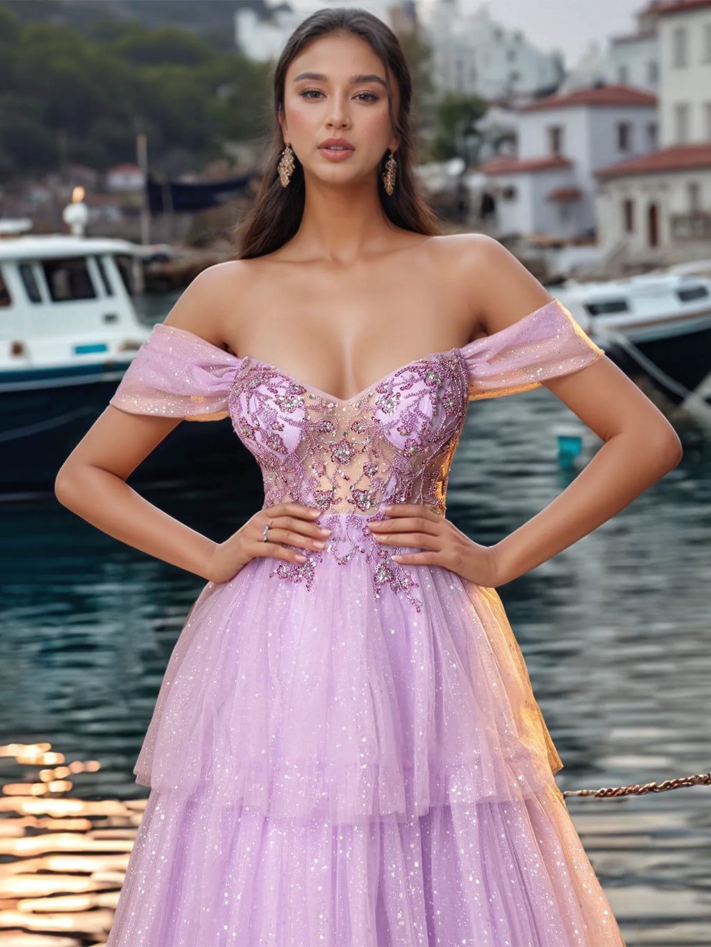 Schulterfreies, glitzerndes Ballkleid mit Spitzenstickerei und mehreren Lagen