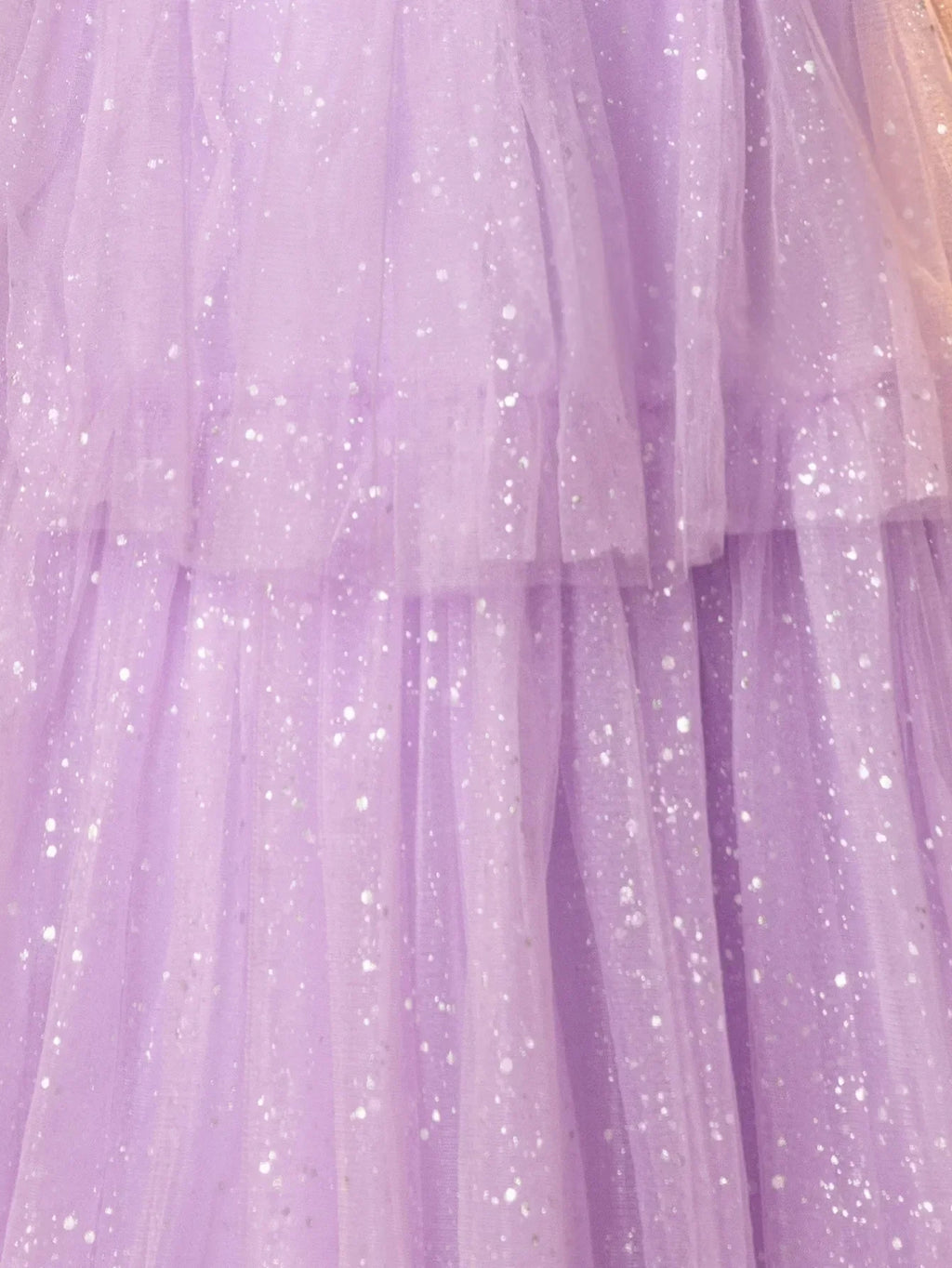 Schulterfreies, glitzerndes Ballkleid mit Spitzenstickerei und mehreren Lagen