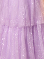 Schulterfreies, glitzerndes Ballkleid mit Spitzenstickerei und mehreren Lagen