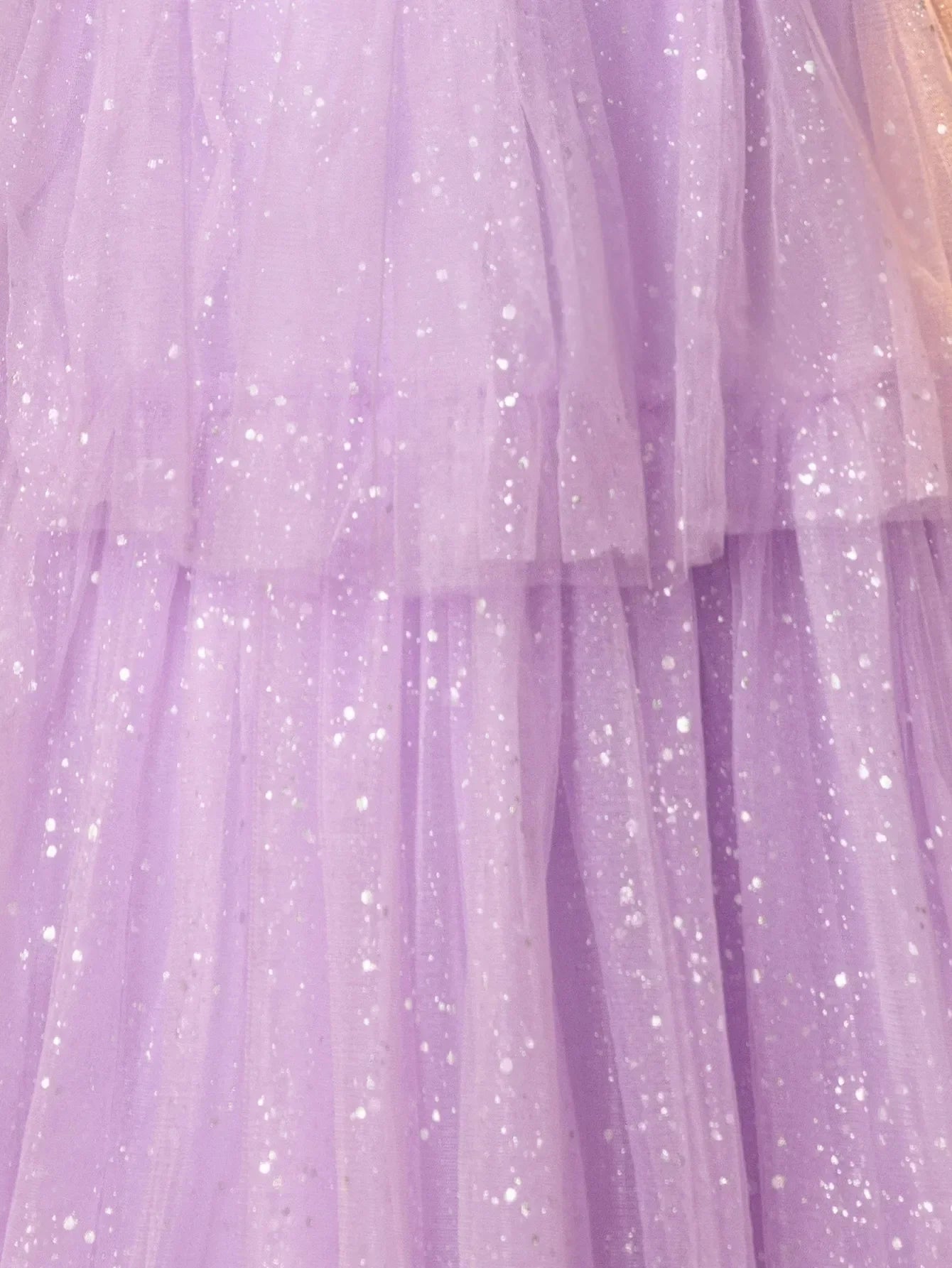 Schulterfreies, glitzerndes Ballkleid mit Spitzenstickerei und mehreren Lagen