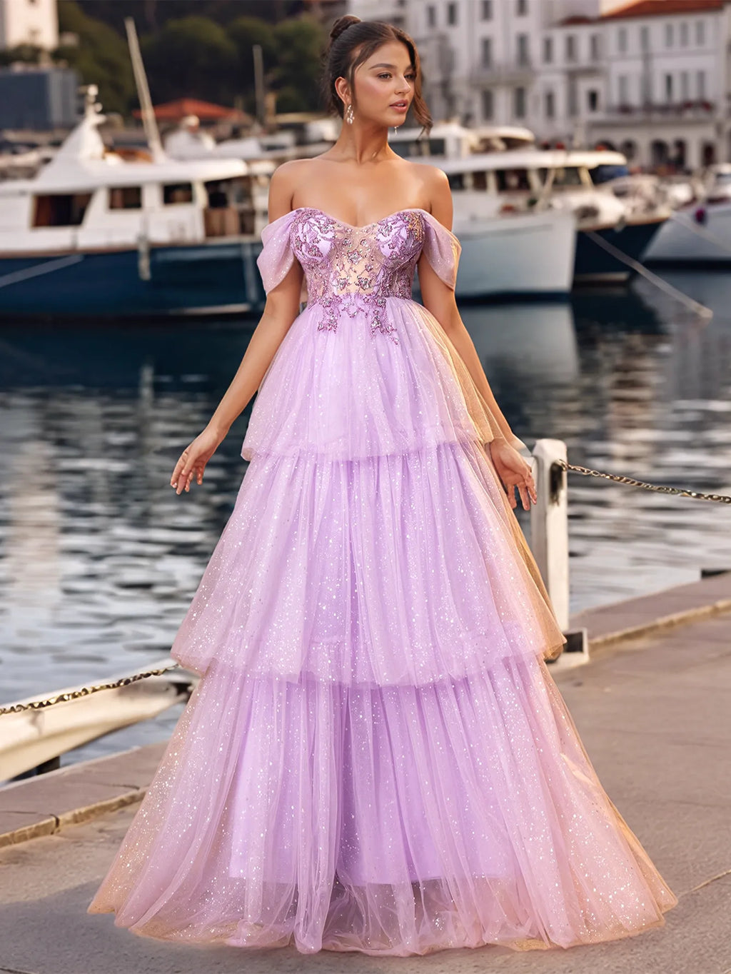Schulterfreies, glitzerndes Ballkleid mit Spitzenstickerei und mehreren Lagen
