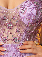 Schulterfreies, glitzerndes Ballkleid mit Spitzenstickerei und mehreren Lagen