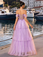 Schulterfreies, glitzerndes Ballkleid mit Spitzenstickerei und mehreren Lagen