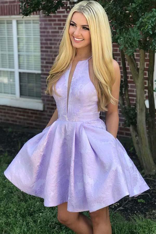 Vestido lila de satén por encima de la rodilla con corte en A y bolsillos para fiesta de bienvenida