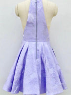Vestido lila de satén por encima de la rodilla con corte en A y bolsillos para fiesta de bienvenida