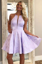 Vestido lila de satén por encima de la rodilla con corte en A y bolsillos para fiesta de bienvenida