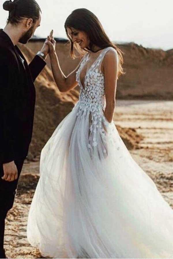 Vestido de novia de tul con escote en V profundo en línea A con aberturas y apliques