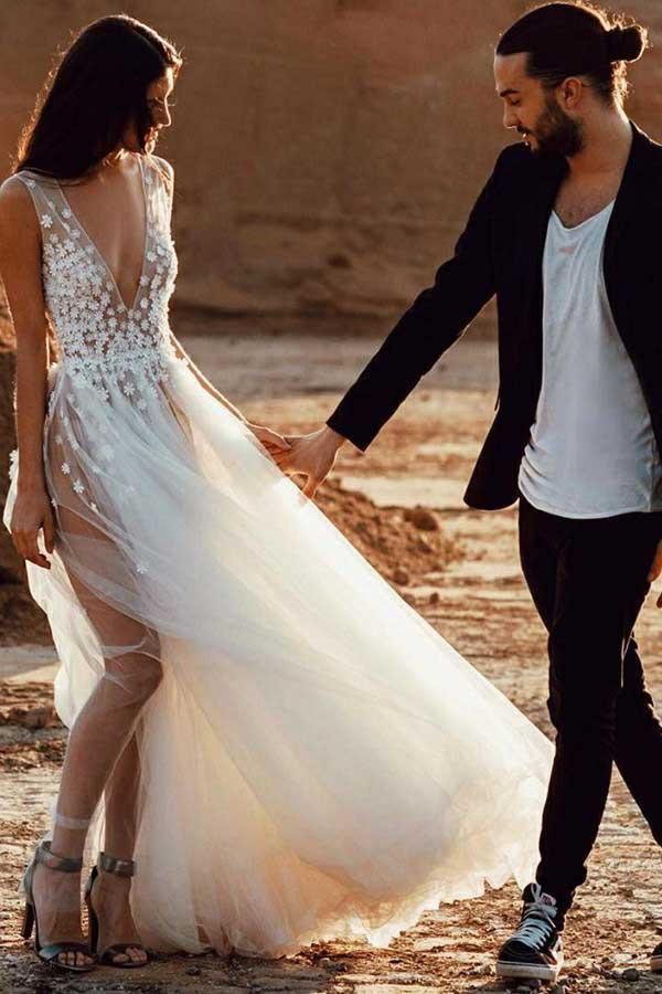 Vestido de novia de tul con escote en V profundo en línea A con aberturas y apliques