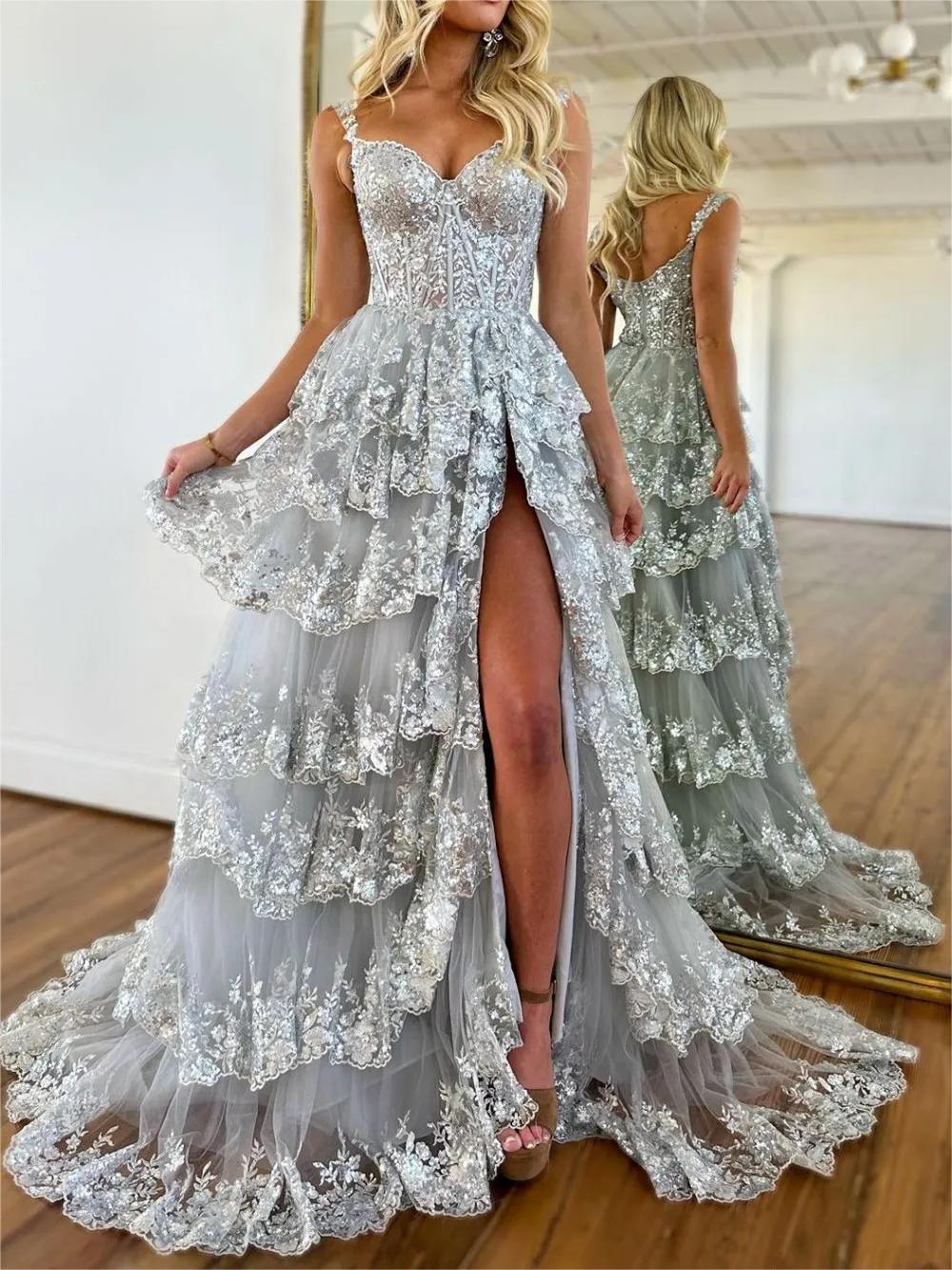 Silbernes Prinzessinnen-Abendkleid in A-Linie mit schulterfreiem Korsett und Spitzenrüschen
