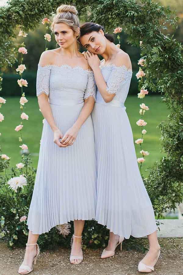 Vestido de dama de honor de gasa plisada azul claro con hombros descubiertos y encaje, corte A