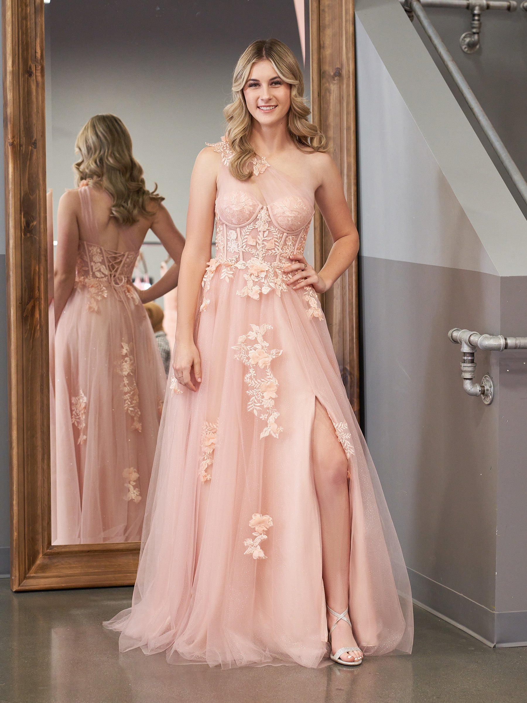 Vestido de fiesta largo negro de corte A con un solo hombro y apliques