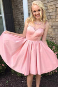 A-Linien-Satin-Heimkehr-/Partykleid mit Rundhalsausschnitt und Perlenverzierung