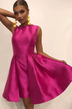 A-Linien-Abschlussballkleid aus plissiertem Satin mit Rundhalsausschnitt
