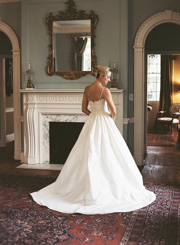 Vestido de novia de encaje con tirantes finos, sin mangas y corte A
