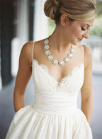 Vestido de novia de encaje con tirantes finos, sin mangas y corte A