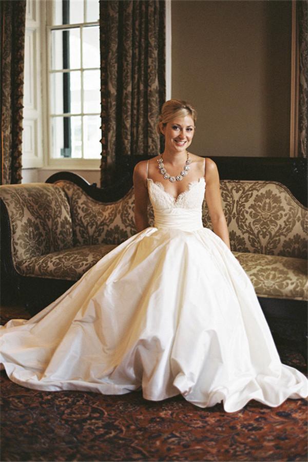 Vestido de novia de encaje con tirantes finos, sin mangas y corte A