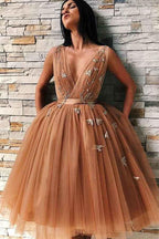 Vestido de fiesta de tul con cuello en V, sin espalda y con apliques
