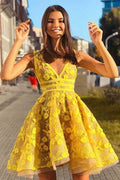 Vestido de regreso a casa corto amarillo sin mangas con cuello en V de línea A