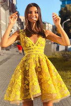 Vestido de regreso a casa corto amarillo sin mangas con cuello en V de línea A