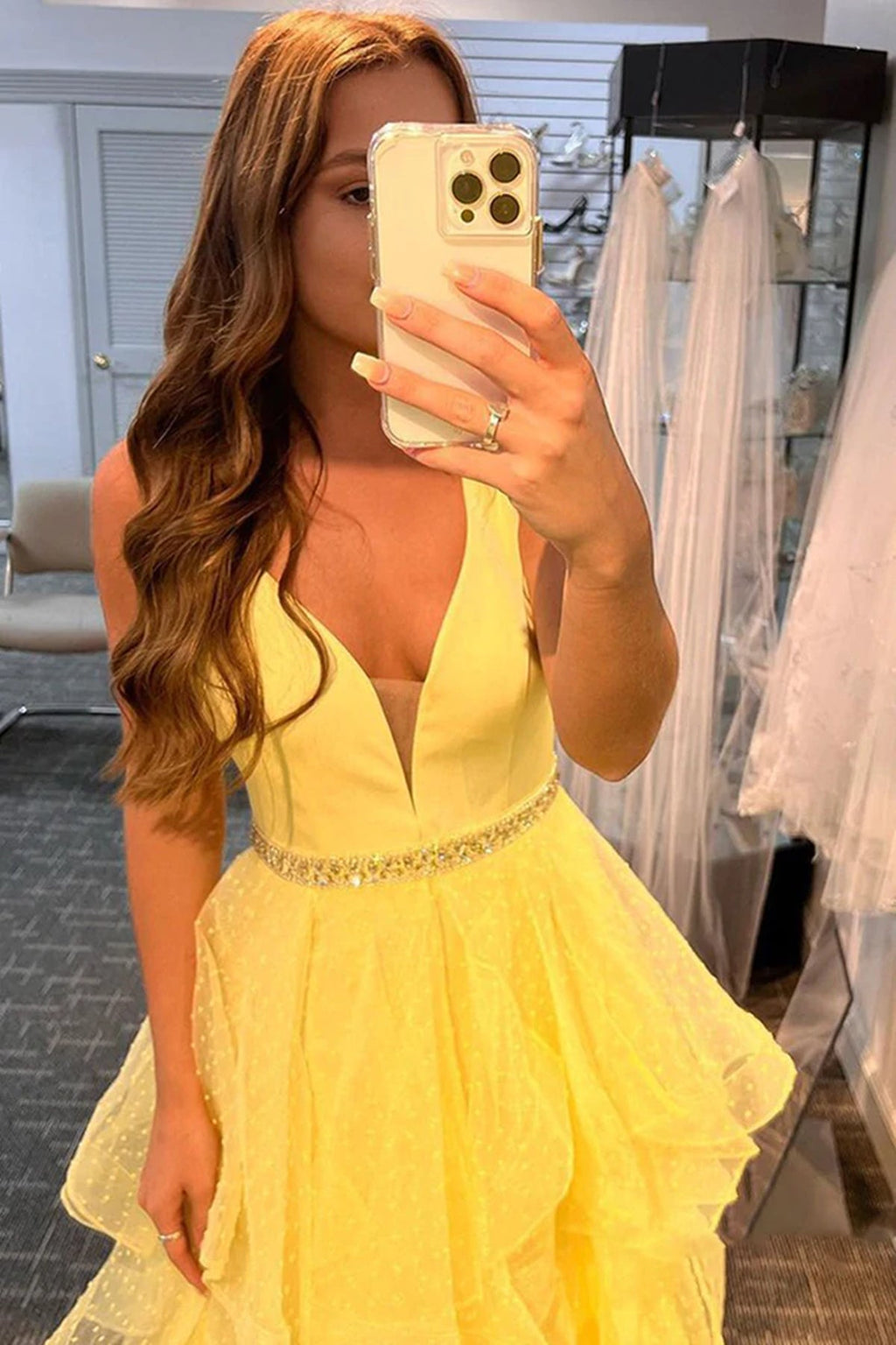 Langes, gelbes, formelles Abendkleid mit A-Linien-Ausschnitt, V-Ausschnitt, Lagen aus Tüll und Gürtel