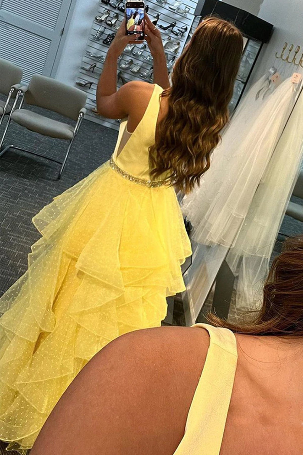 Langes, gelbes, formelles Abendkleid mit A-Linien-Ausschnitt, V-Ausschnitt, Lagen aus Tüll und Gürtel
