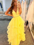 Langes, gelbes, formelles Abendkleid mit A-Linien-Ausschnitt, V-Ausschnitt, Lagen aus Tüll und Gürtel