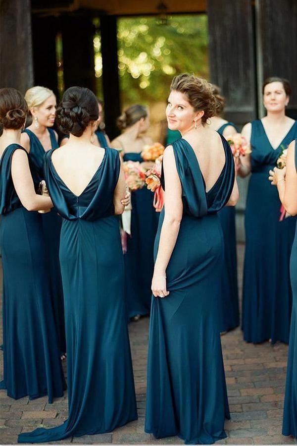 Vestido de dama de honor azul marino con escote en V, cola larga y espalda descubierta