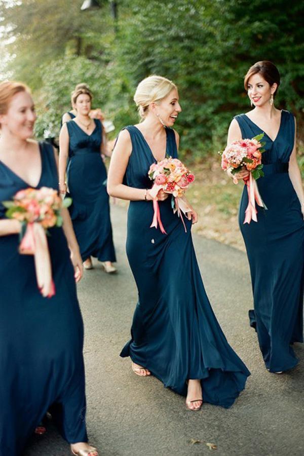 Vestido de dama de honor azul marino con escote en V, cola larga y espalda descubierta