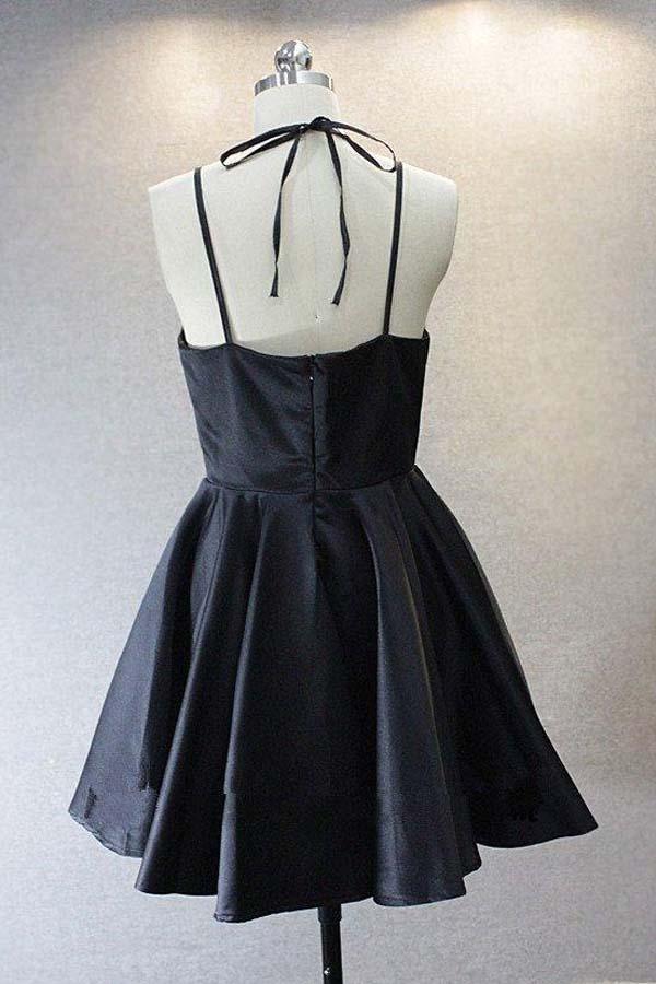 Ein kurzes Satin-Abschlussballkleid mit V-Ausschnitt für den Homecoming