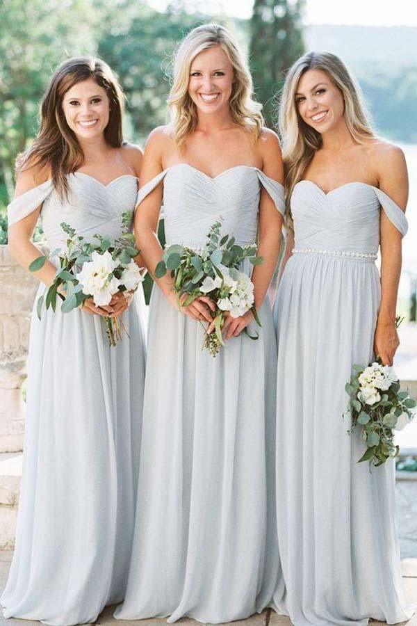 A-Linien-Chiffon-Brautjungfernkleider mit schulterfreiem Ausschnitt in Silber für den Strand