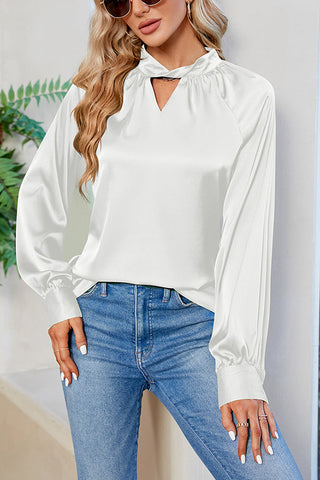 Blusa de satén con cuello abierto y diseño de planes de vuelo VIP 