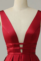 Langes, rotes A-Linien-Abendkleid mit tiefem V-Ausschnitt und rückenfreiem Design