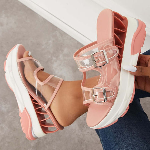 Transparente Slipper mit Keilabsatz und Doppelschnalle 