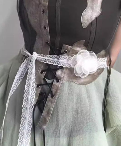 Moderne Halskette mit Blumenmuster in weißer Spitze 