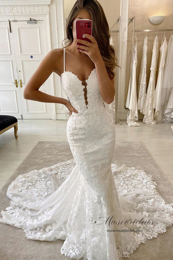 Meerjungfrauen-Brautkleid mit Spaghettiträgern, tiefem V-Ausschnitt und Chanel-Schleppe