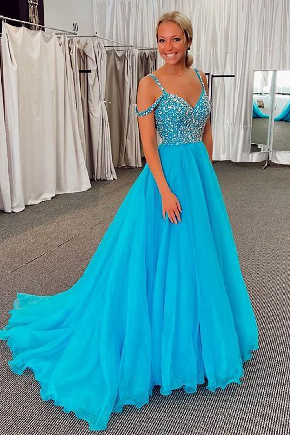 Vestido de fiesta largo azul con hombros descubiertos y cuentas