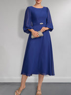 A-Linien-Chiffonkleid in Teelänge für die Mutter der Braut mit Kristallbrosche und Falten